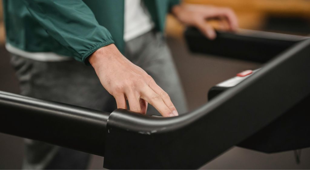 Sådan får du mere bevægelse ind i hverdagen uden at forlade hjemmet